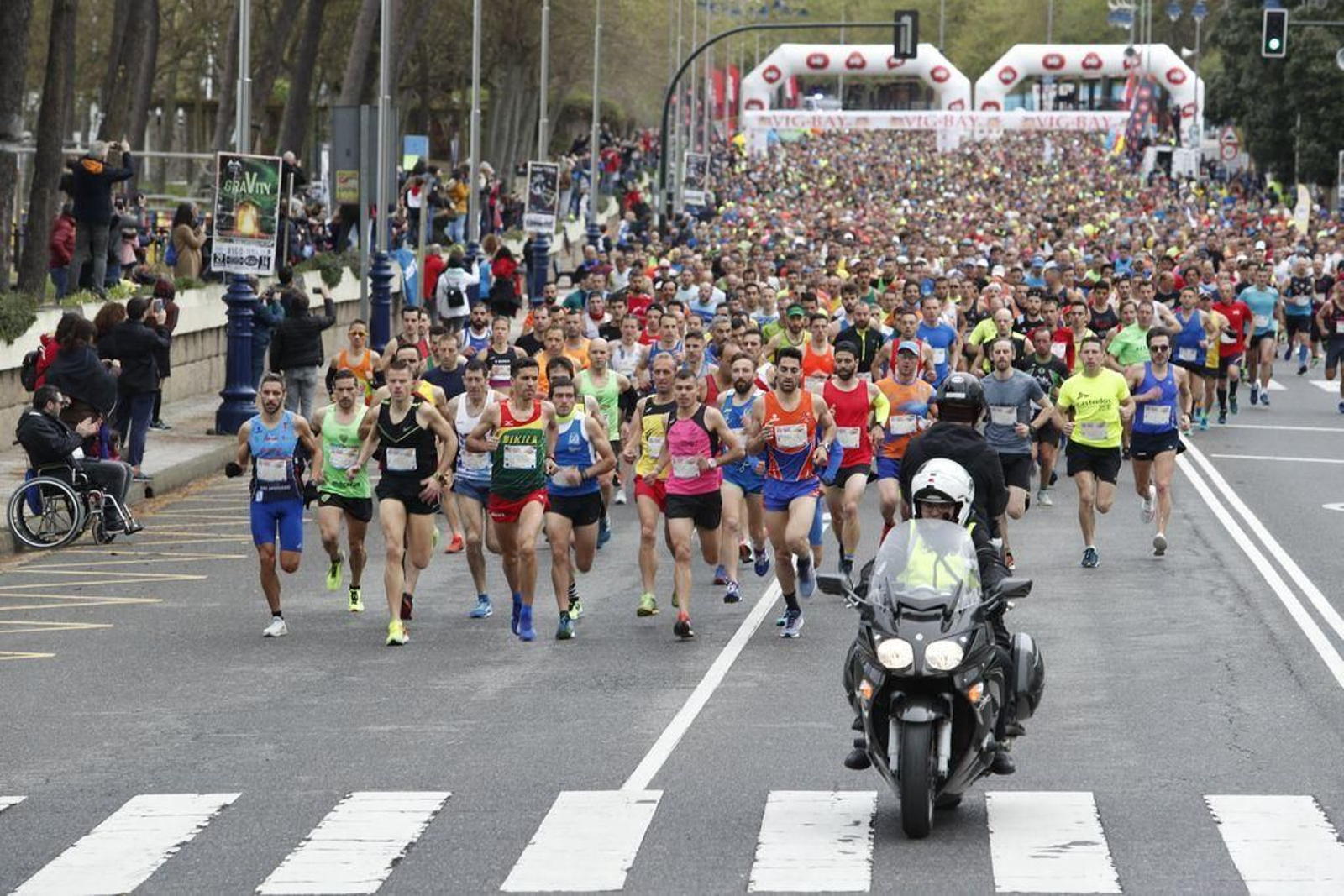 La multitudinaria salida de la media maratón de la Vig Bay celebrada en abril del pasado año.