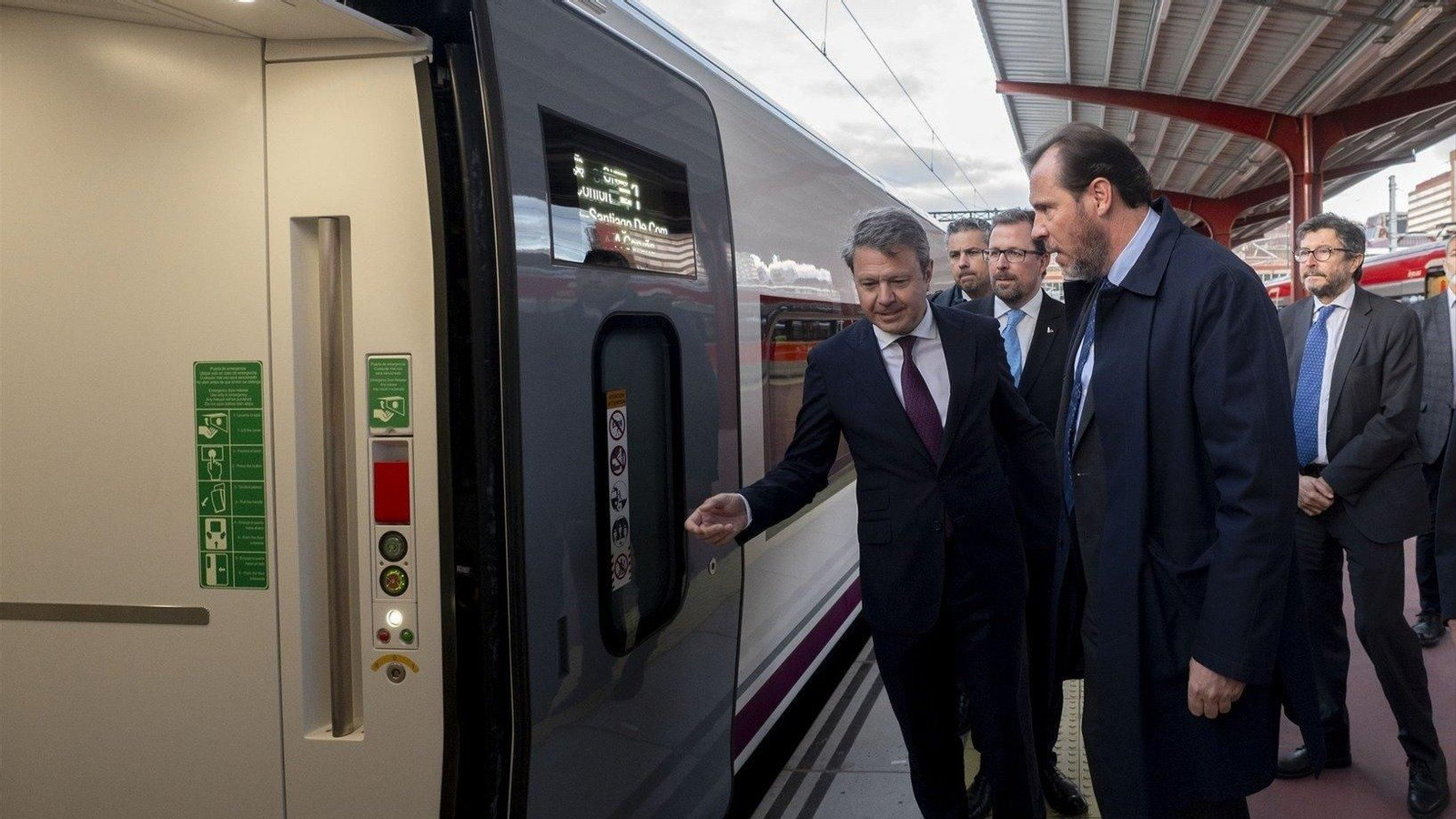 El ministro de Transportes y Movilidad Sostenible, Óscar Puente, sube a un tren de alta velocidad de la serie 106 de Renfe en la estación de Chamartín Clara Campoamor para viajar a A Coruña. // E.P.