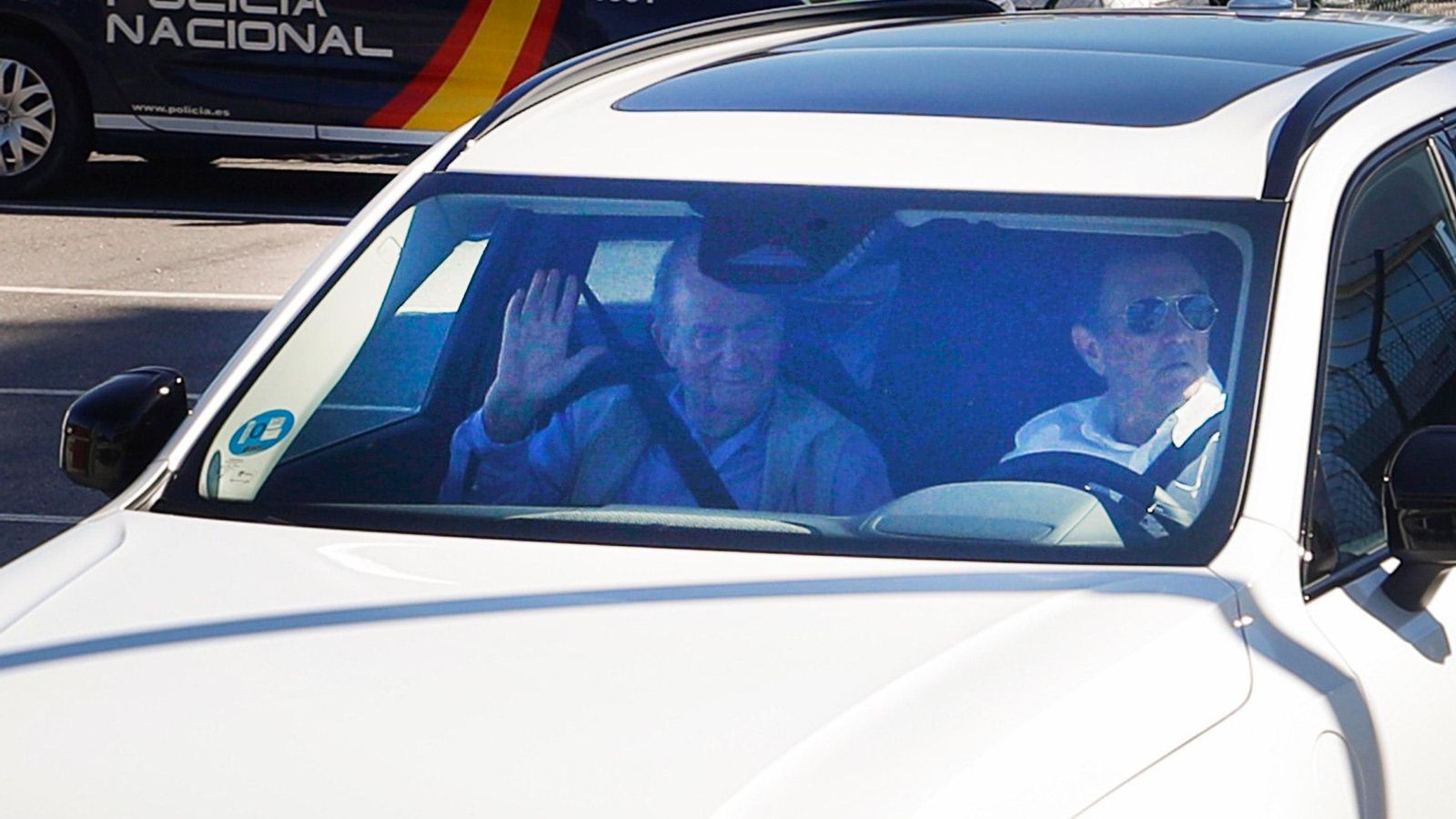 Juan Carlos I subido en el coche de su amigo Pedro Campos rumbo a Sanxenxo desde Peinador. // J.V. Landín