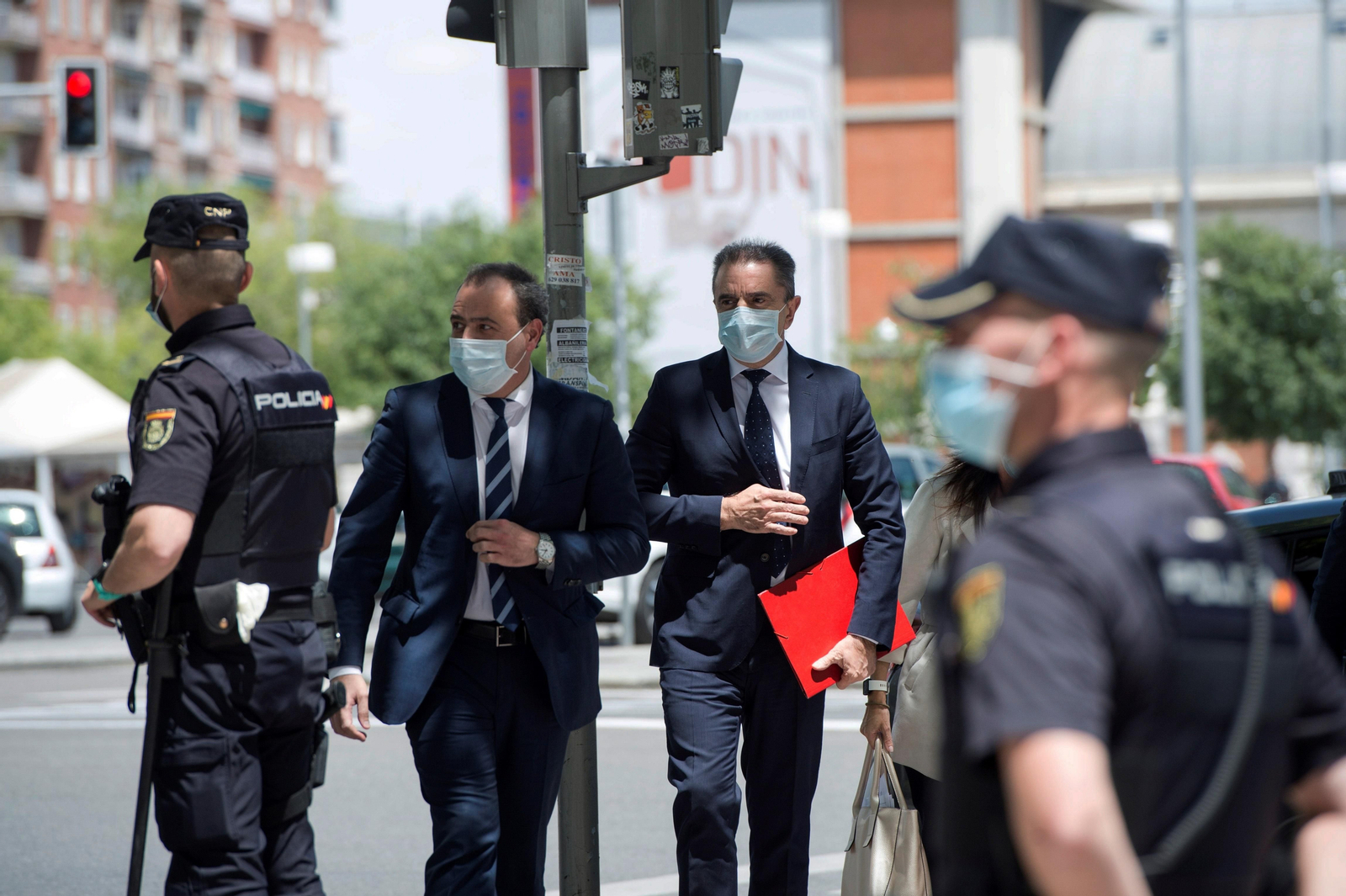 El delegado del Gobierno en Madrid, José Manuel Franco (c dcha), llega a los Juzgados para declarar este miércoles como imputado ante la jueza que investiga la celebración de actos el 8M.
