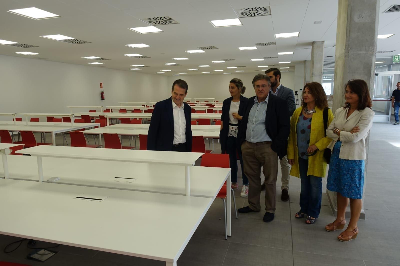 Caballero visito las instalaciones de la biblioteca de Navia // JV Landín