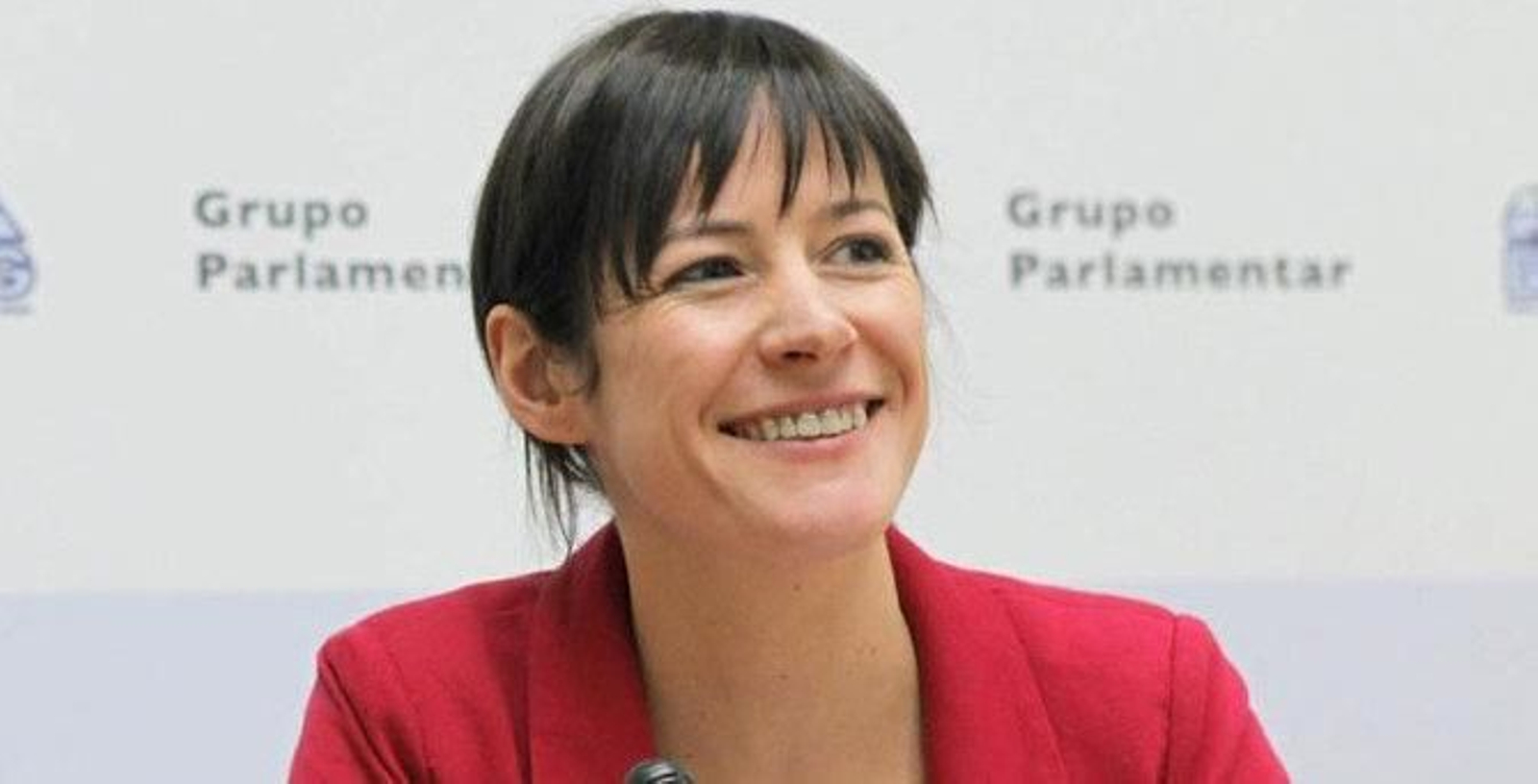 NAC42. SANTIAGO DE COMPOSTELA, 13/02/2012.- La portavoz del grupo del BNG, Ana PontÛn (d), y la diputada Luisa Bouza, durante la rueda de prensa que ofrecieron tras la reuniÛn del grupo, esta maÒana en Santiago de Compostela. EFE/Lavandeira jr