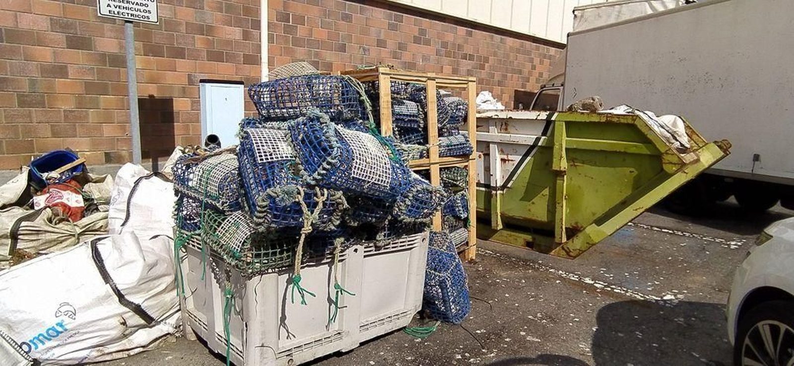 Redes y artes de pesca ya sin uso en el puerto vigués.