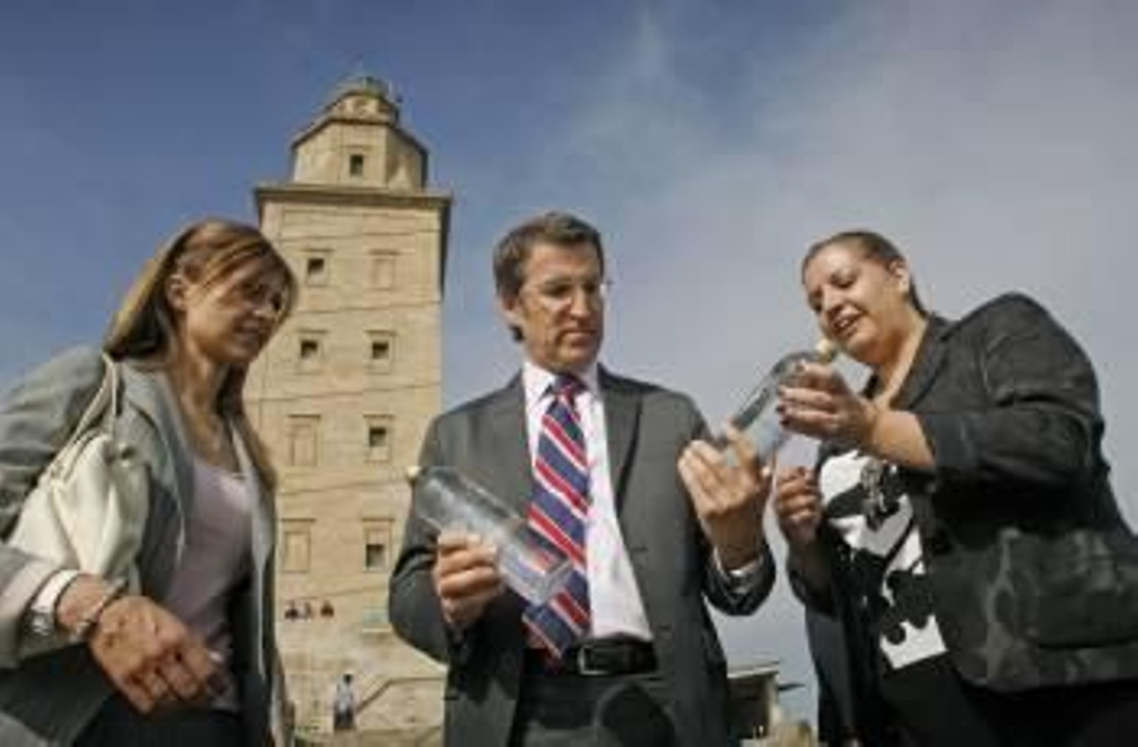 Feijóo, acompañado de la teniente de alcalde de A Coruña. (Foto: CABALAR)