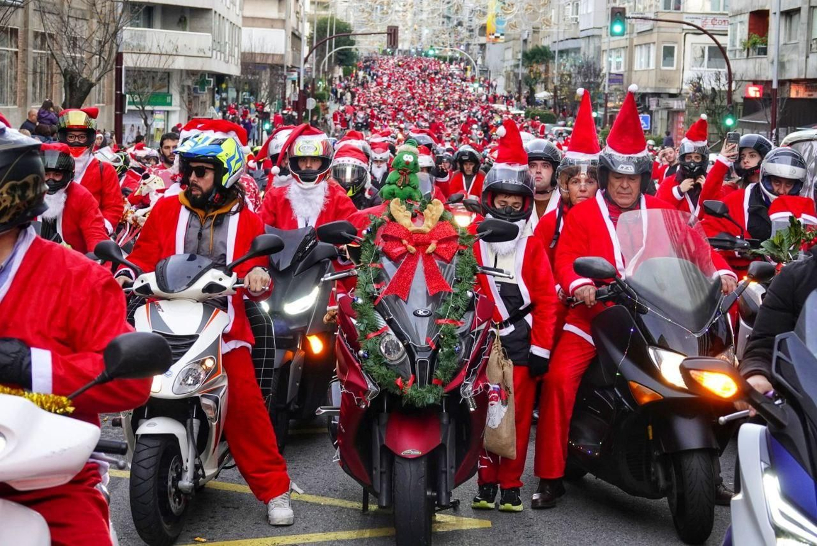 Cientos de motoristas en la anterior edición de la Papanoelada motera de Vigo. // Vicente Alonso