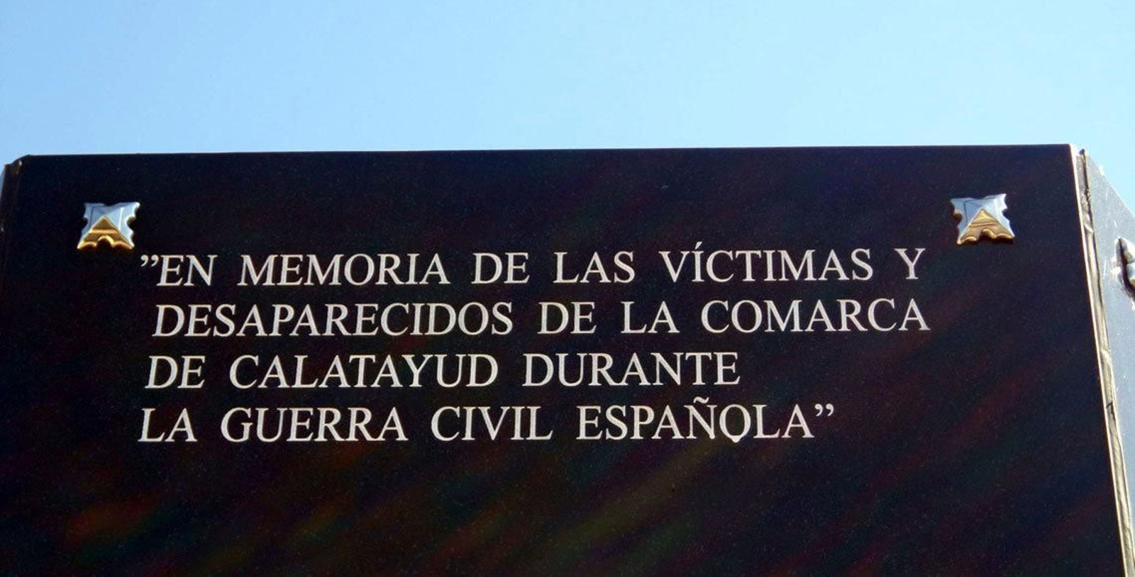 La placa del memorial dedicado a las víctimas de la Guerra Civil.