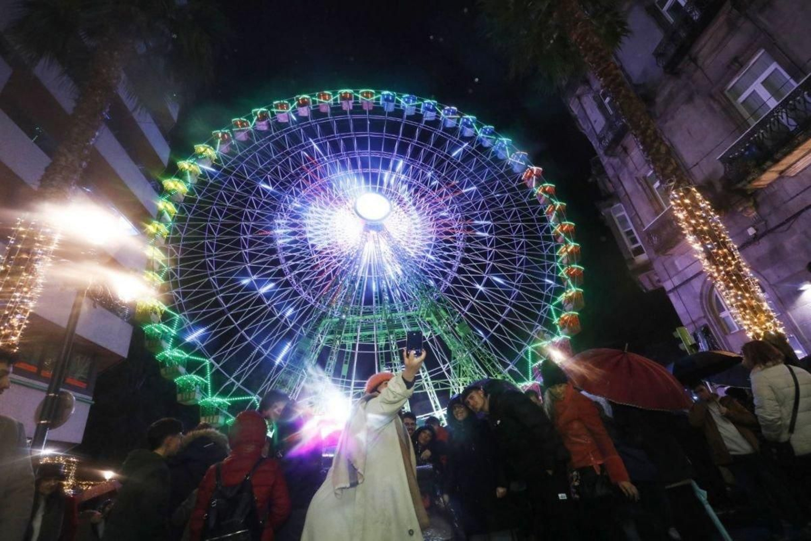 Visitantes sacándose un ‘selfie’ ayer junto a la noria instalada junto a la Alameda.