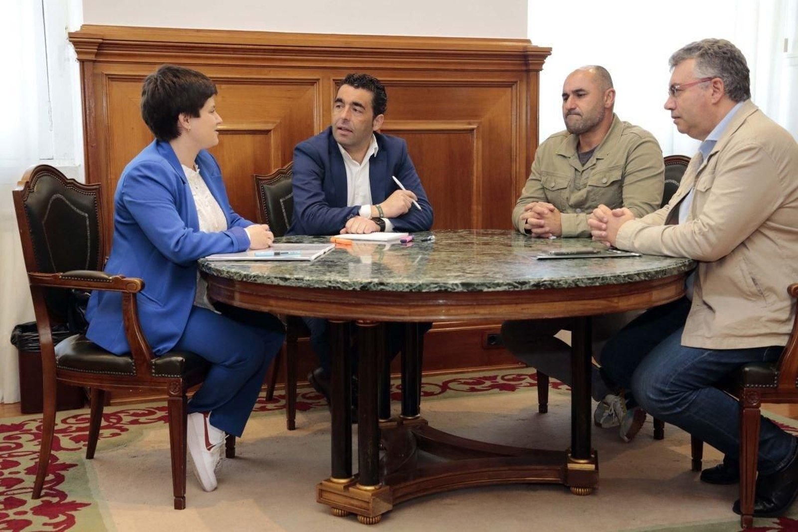 Ánxela Fernández y Luis López durante su encuentro en el pazo provincial.
