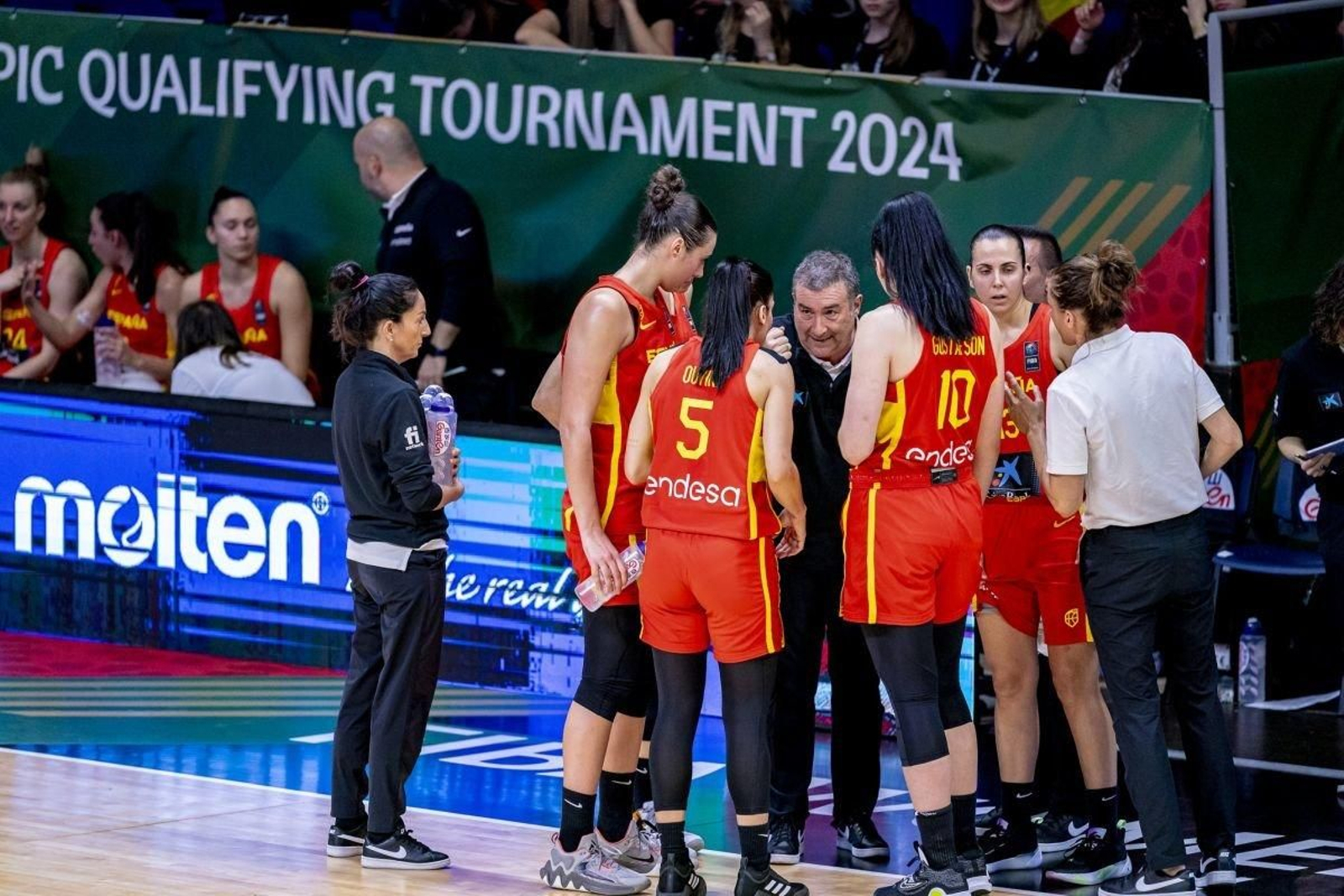 Miguel Méndez da instrucciones en el partido de ayer disputado ante Canadá en Sopron.