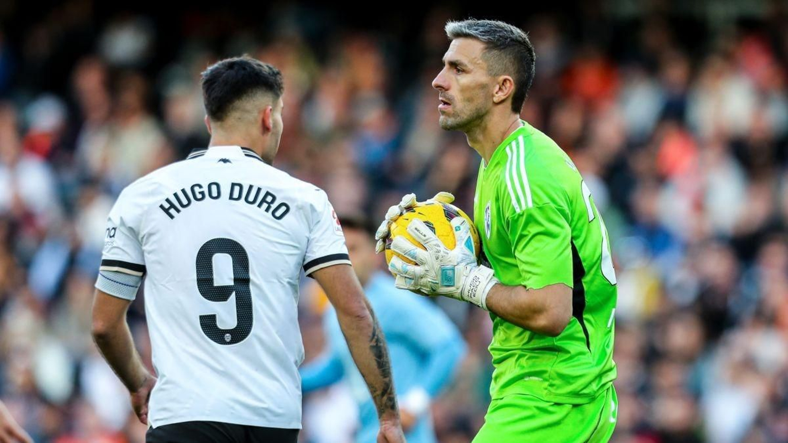 El guardameta del Celta y canterano del Valencia sujeta un balón ayer.