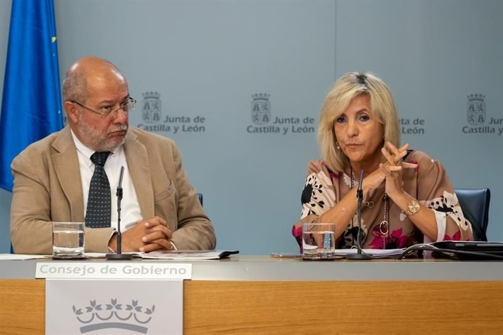 La consejera de Sanidad, Verónica Casado (d), junto al vicepresidente, portavoz y consejero de Transparencia, Ordenación del Territorio y Acción Exterior, Francisco Igea (i)