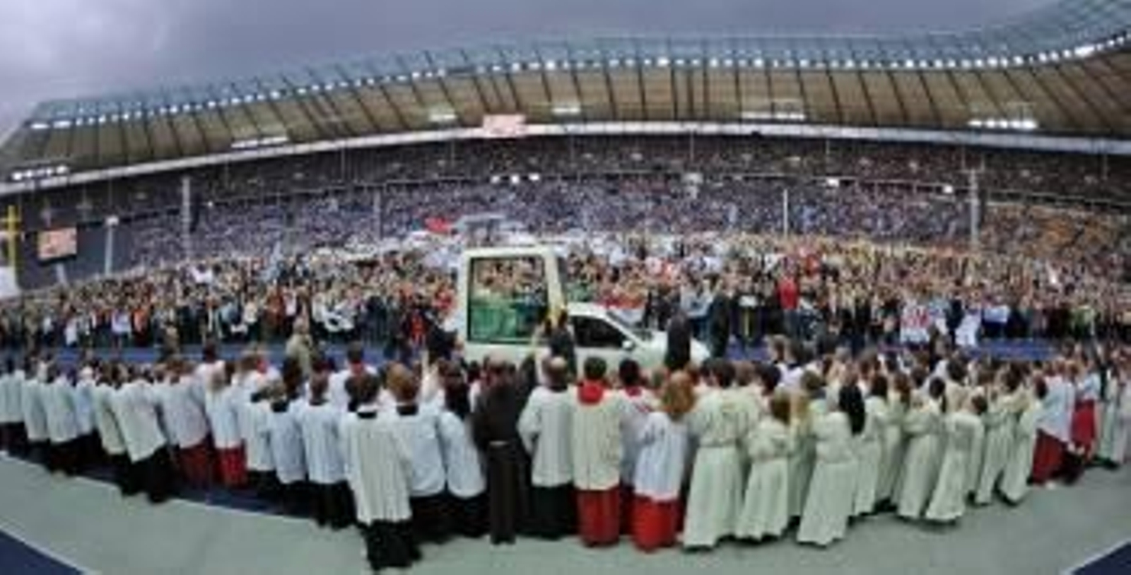 Benedicto XVI en el papamóvil que le levó al estadio olímpico de Berlín, ante 60.000 personas. (Foto: HANSCHKE)