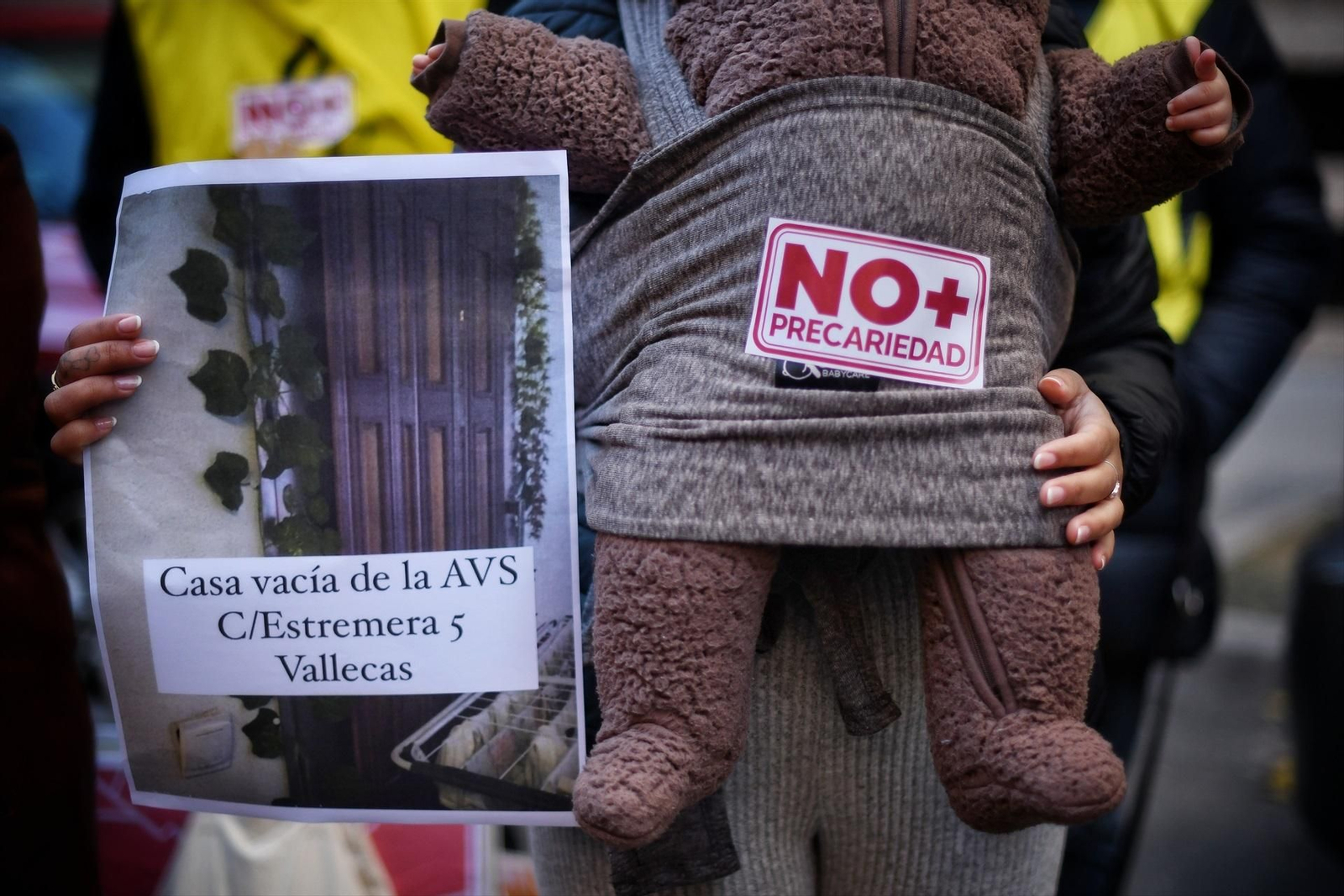 Una mujer con un bebé durante una concentración para exigir más vivienda pública en alquiler.