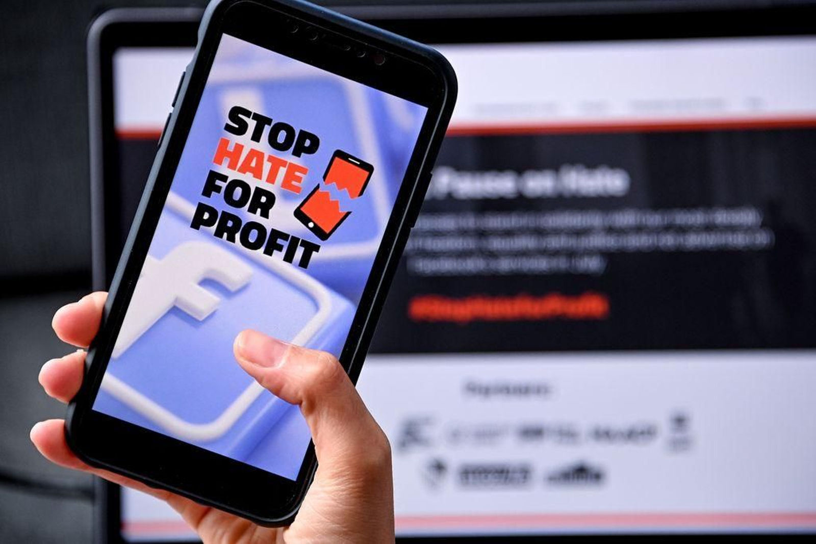 Lema de la campaña "StopHateForProfit" (Paremos los beneficios por odio) en la pantalla de un móvil.