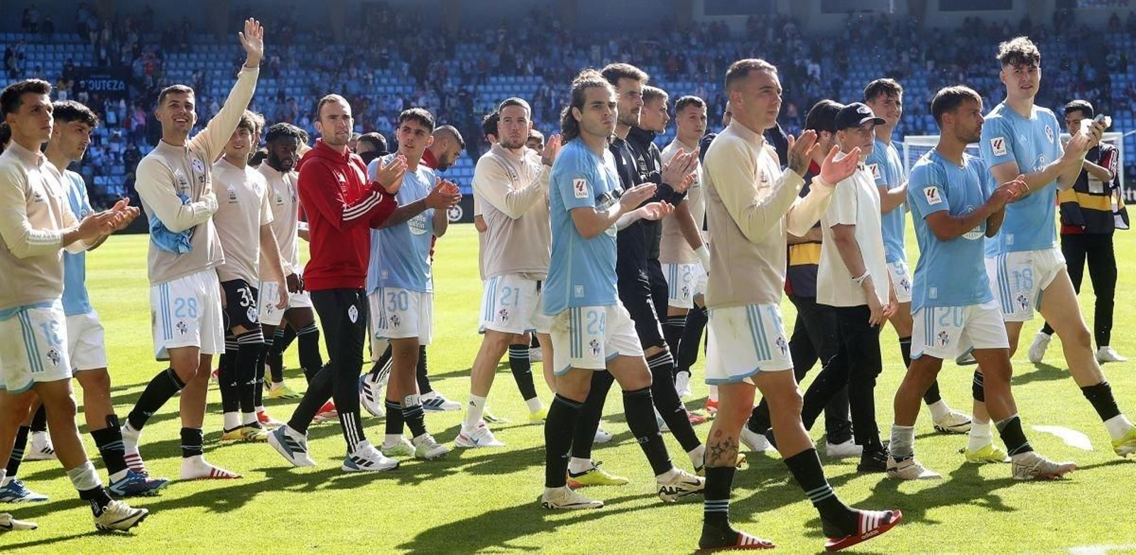 Al finalizar el encuentro los jugadores dieron la vuelta al campo saludando a la afición, entre ellos algunos jugadores que se irán.
