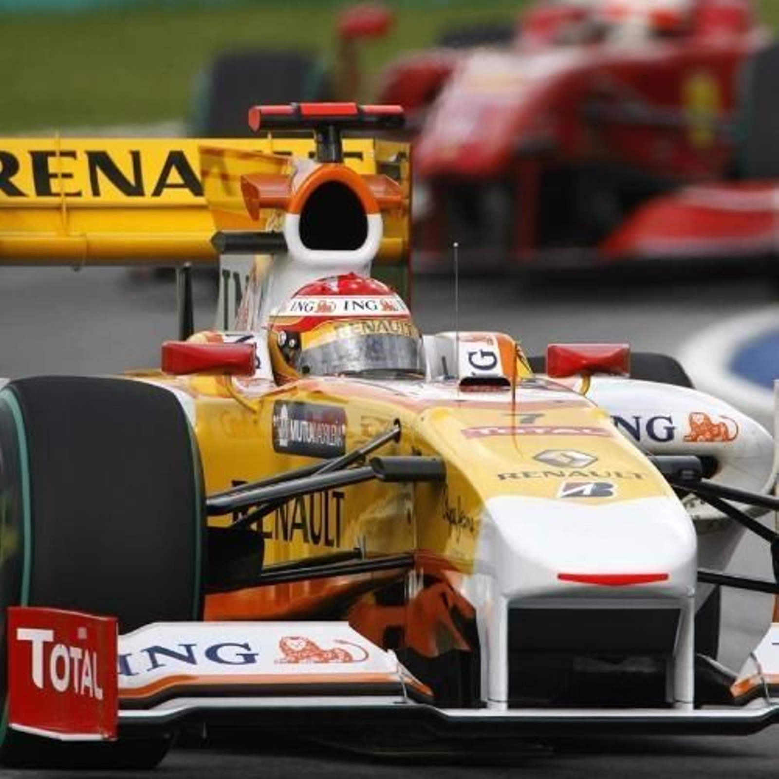 Fernando Alonso conduce su monoplaza durante los entrenamientos.