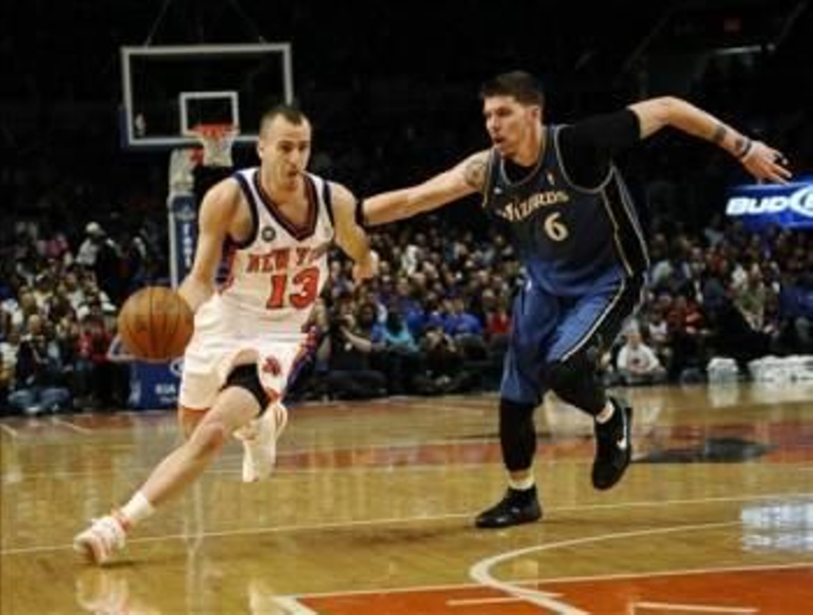 Sergio Rodriguez disputa el balón con Mike Miller. (Foto: JEFF ZELEVANSKY)