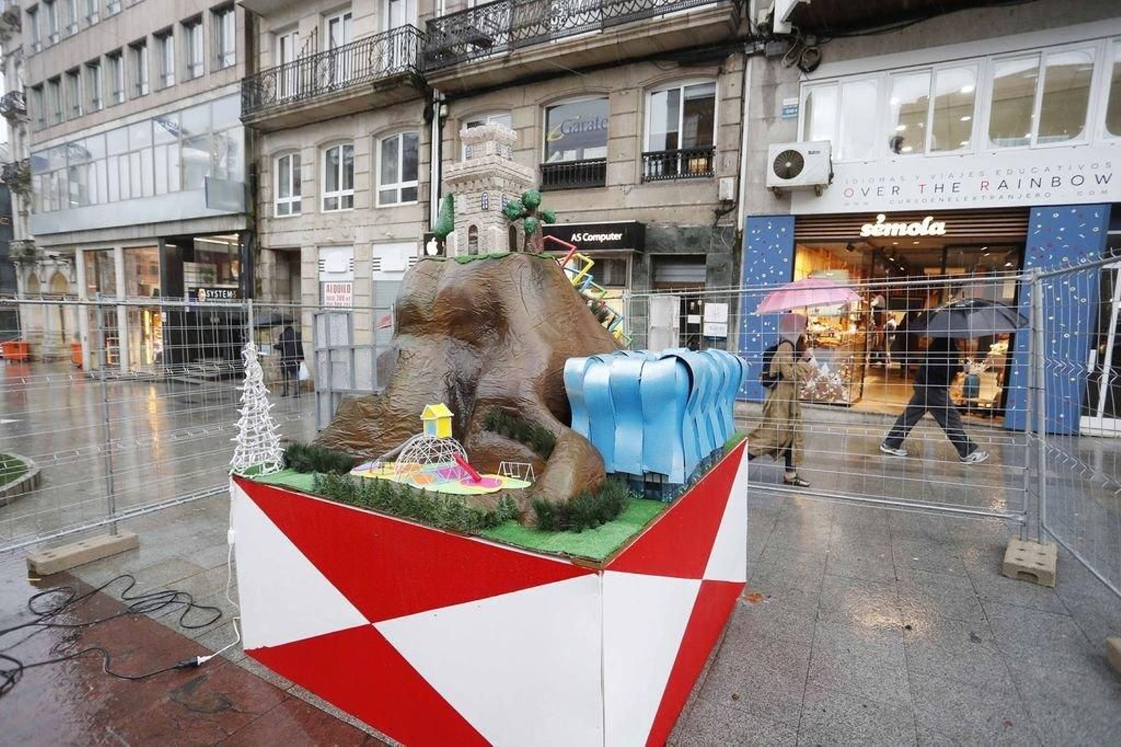 El Meco, situado en la Porta do Sol, fue “indultado”, ya que la lluvia impidió la Quema ayer por la noche.