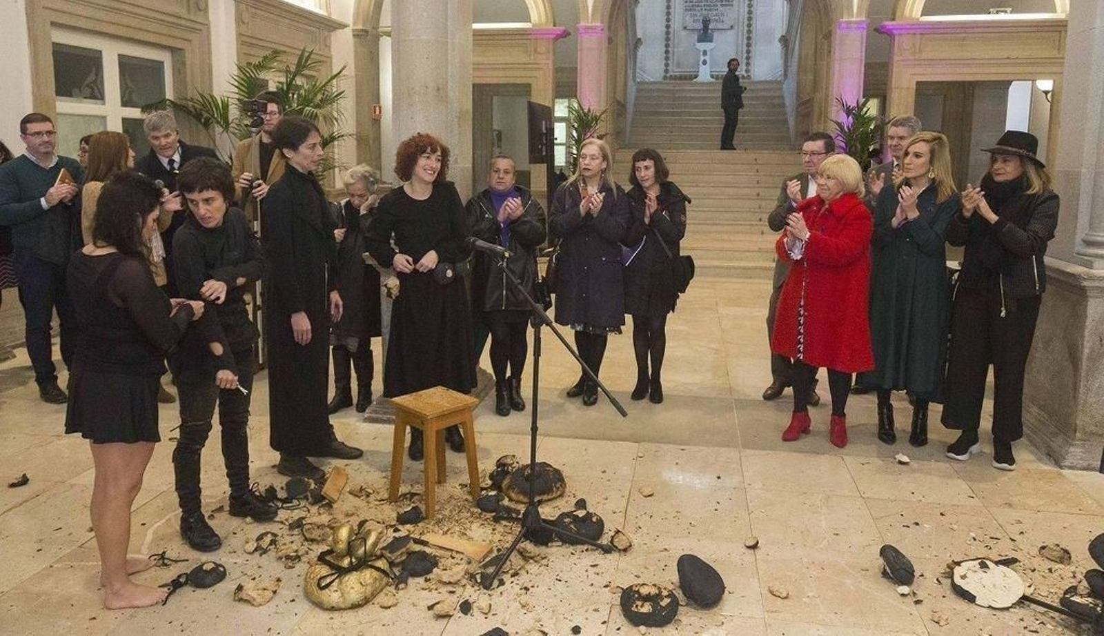 El Pazo provincial acogió la representación de "Pan duro I" para romper con el sistema machista.