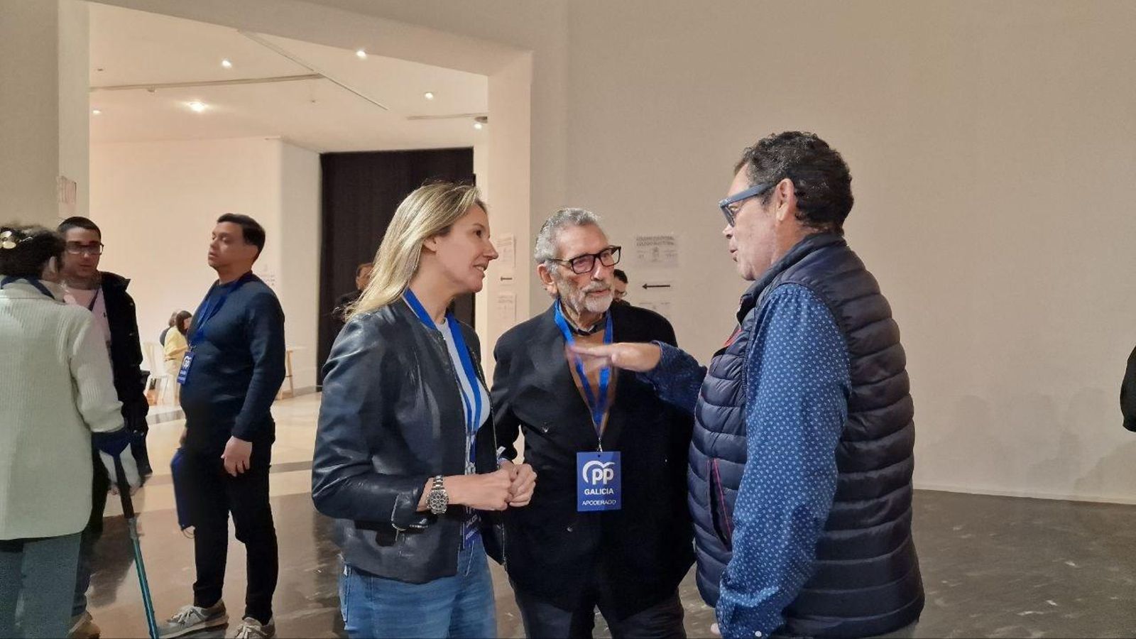 Carlos Mouriño, en el centro, conversa con Marta Fernández-Tapias. // J.V. Landín