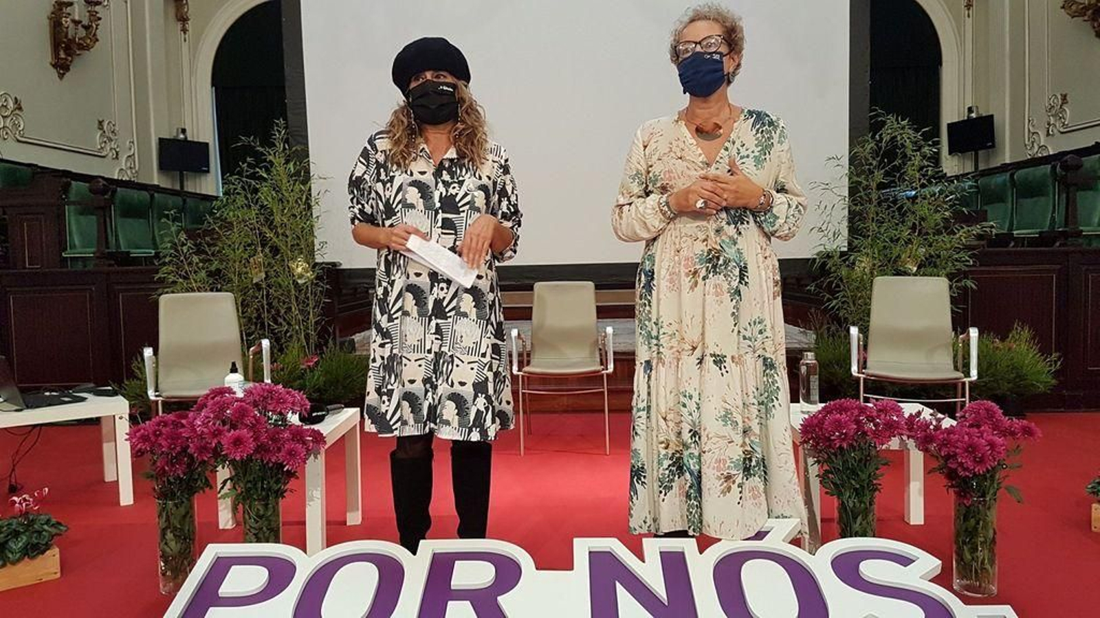 Carmela Silva con Teresa Domínguez, directora del Colegio Rural Agrupado Maestra Clara Torres, en la recepción ofrecida en la Diputación.