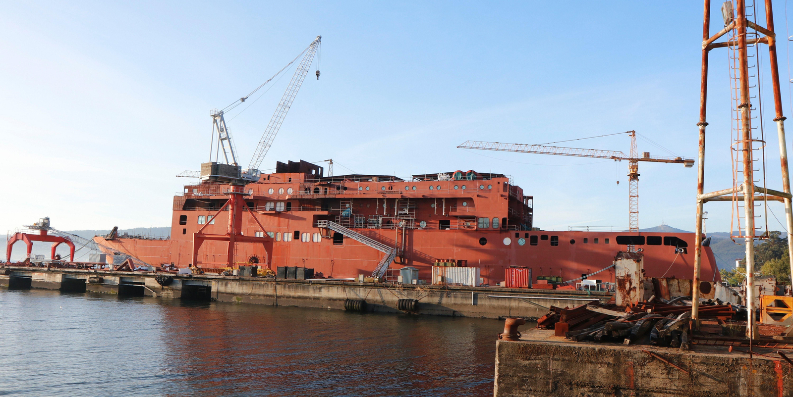 El casco del ferry llegó al astillero Vulcano a mediados de 2013 de Astilleros de Sevilla.