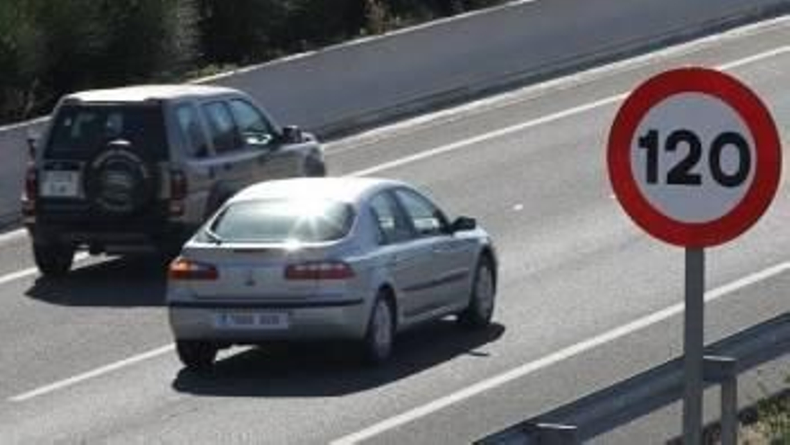 Dos turismos circulan por una autovía cuya limitación de velocidad es de 120 kilómetros por hora. (Foto: ARCHIVO)