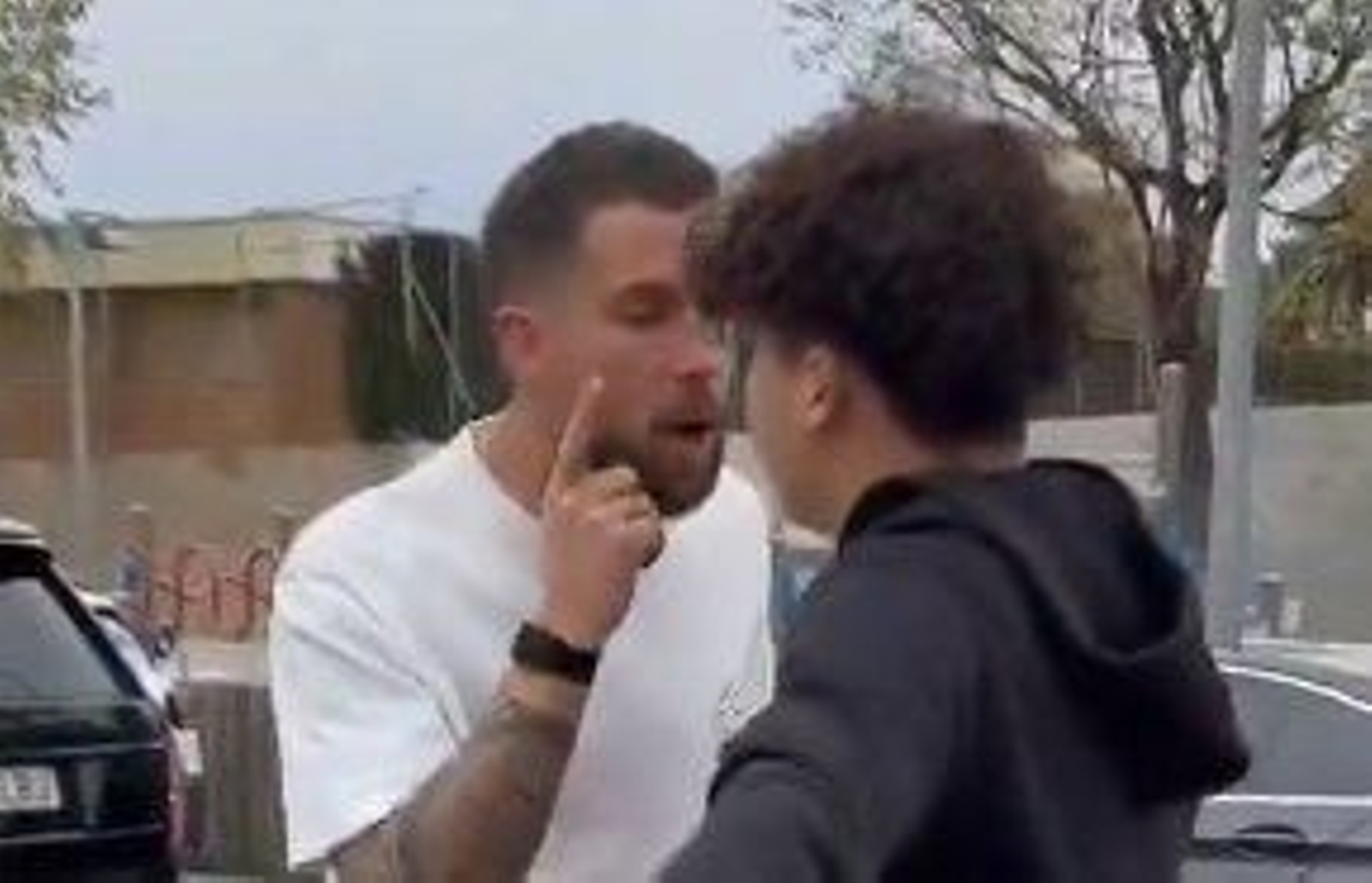 Momento del vídeo en el Íñigo Martínez se enfrenta a un aficionado. // X