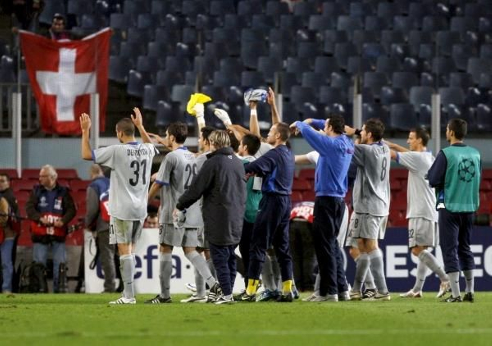Los jugadores del Basilea saludan a sus aficionados.