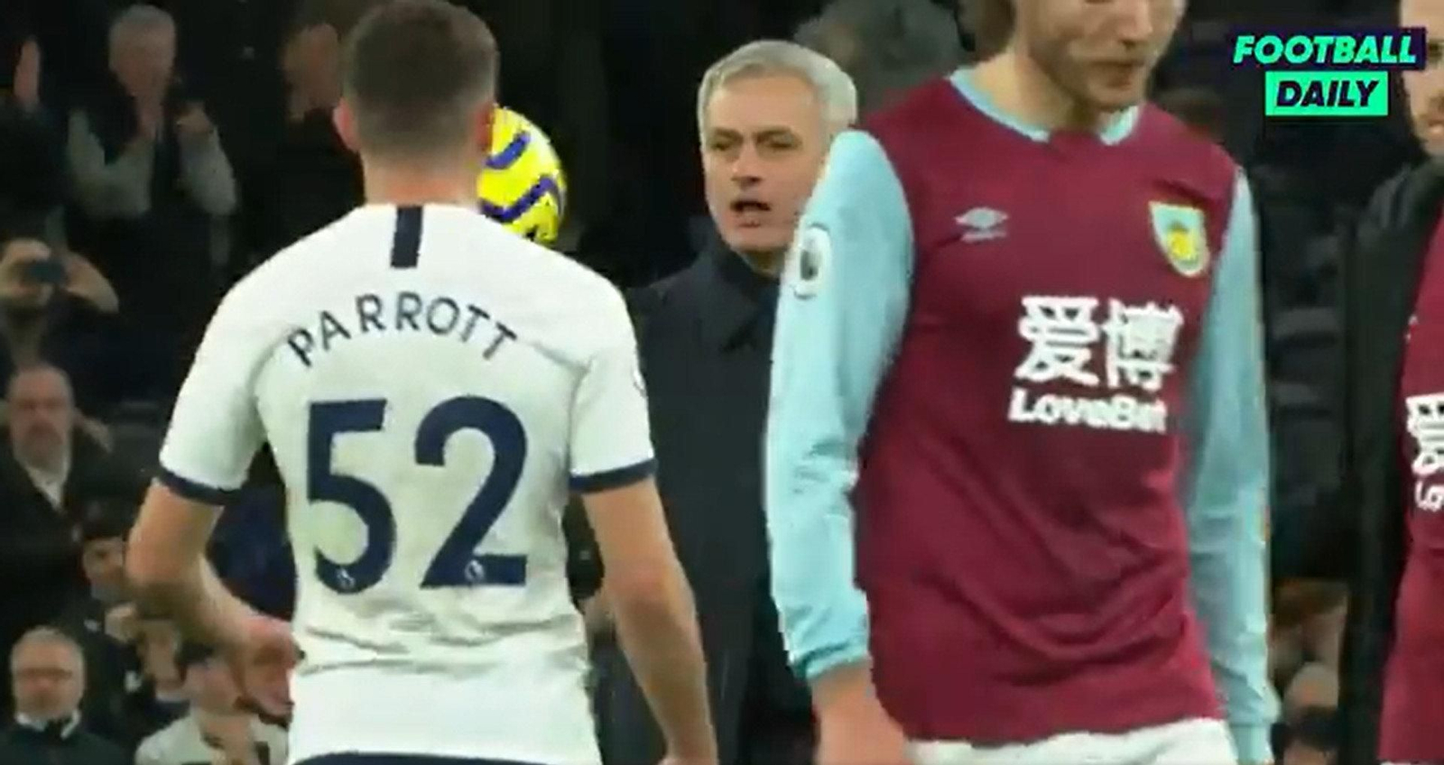 José Mourinho con el debutante Troy Parrott
