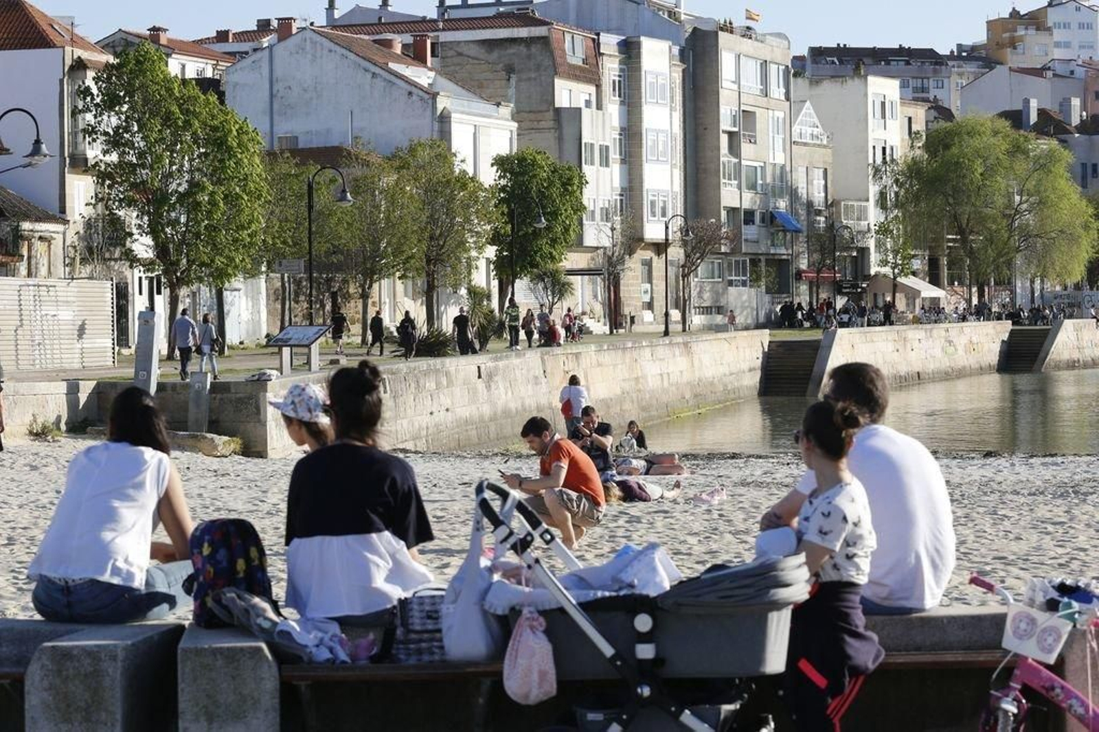 Tomando el sol en la playa y paseo de Bouzas durante la tarde de ayer.