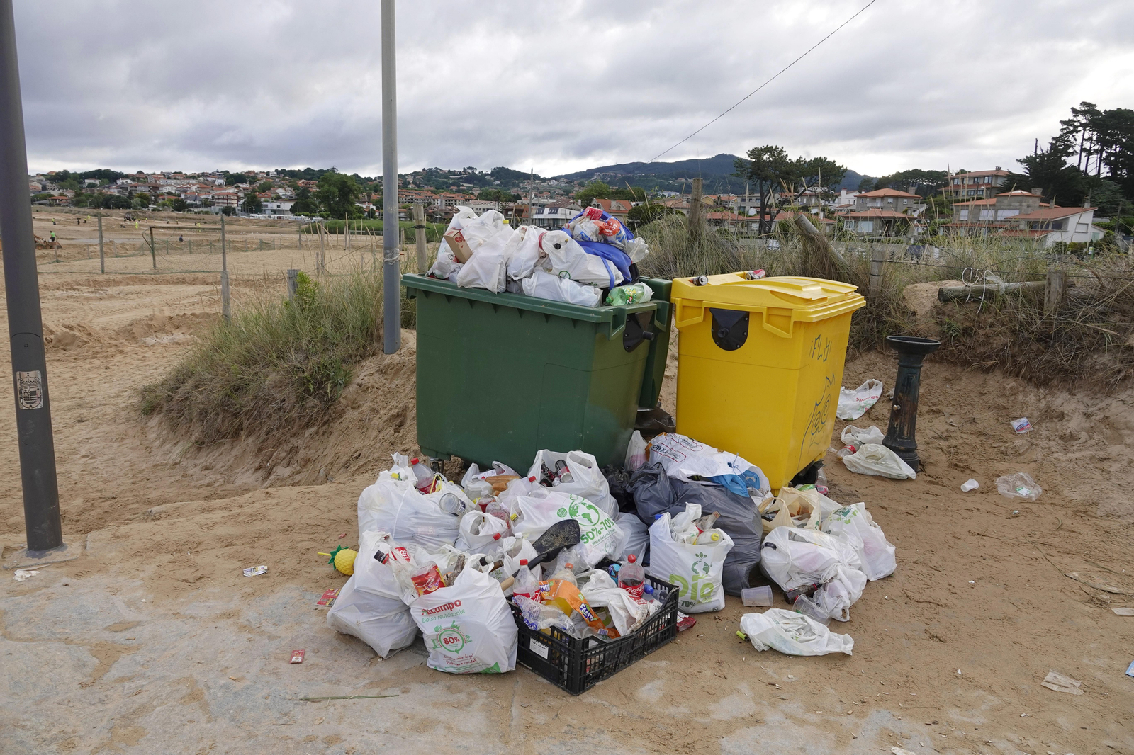 24-06-2022 VIGO FOTO VICENTE ALONSO . ATLANTICO DIARIO. RESTOS DE FIESTA DE SAN JUAN EN PLAYA AMERICA PANXON