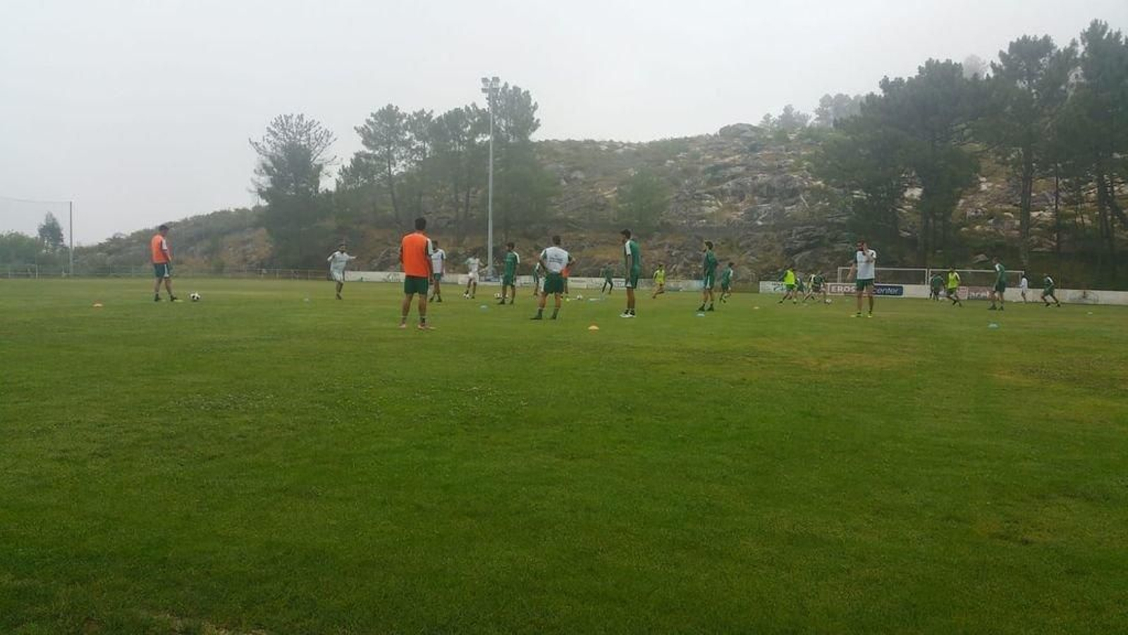 Ayer comenzó el trabajo para el Coruxo en el Val de Martín de Baiona, donde entrenará por su césped natural.
