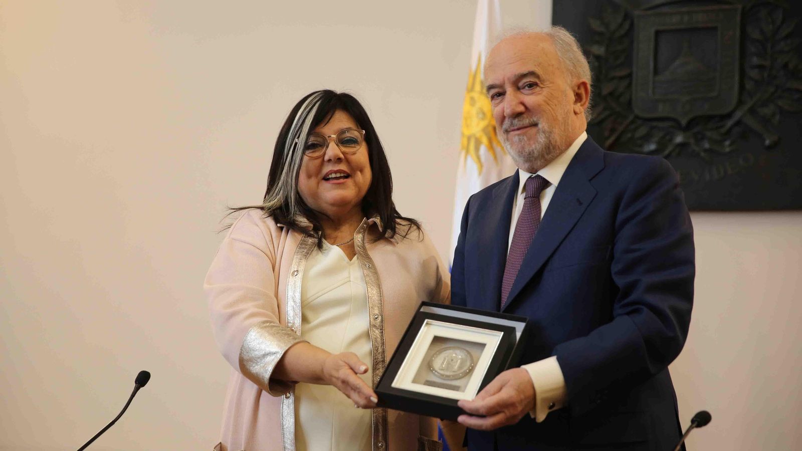 La directora de Cultura de la Intendencia de Montevideo, María Inés Obaldía, con el director de la Real Academia Española de la Lengua (RAE), Santiago Muñoz Machado, declarado Visitante Ilustre de Montevideo (Uruguay). EFE/ Jacinta Rivera Trobo