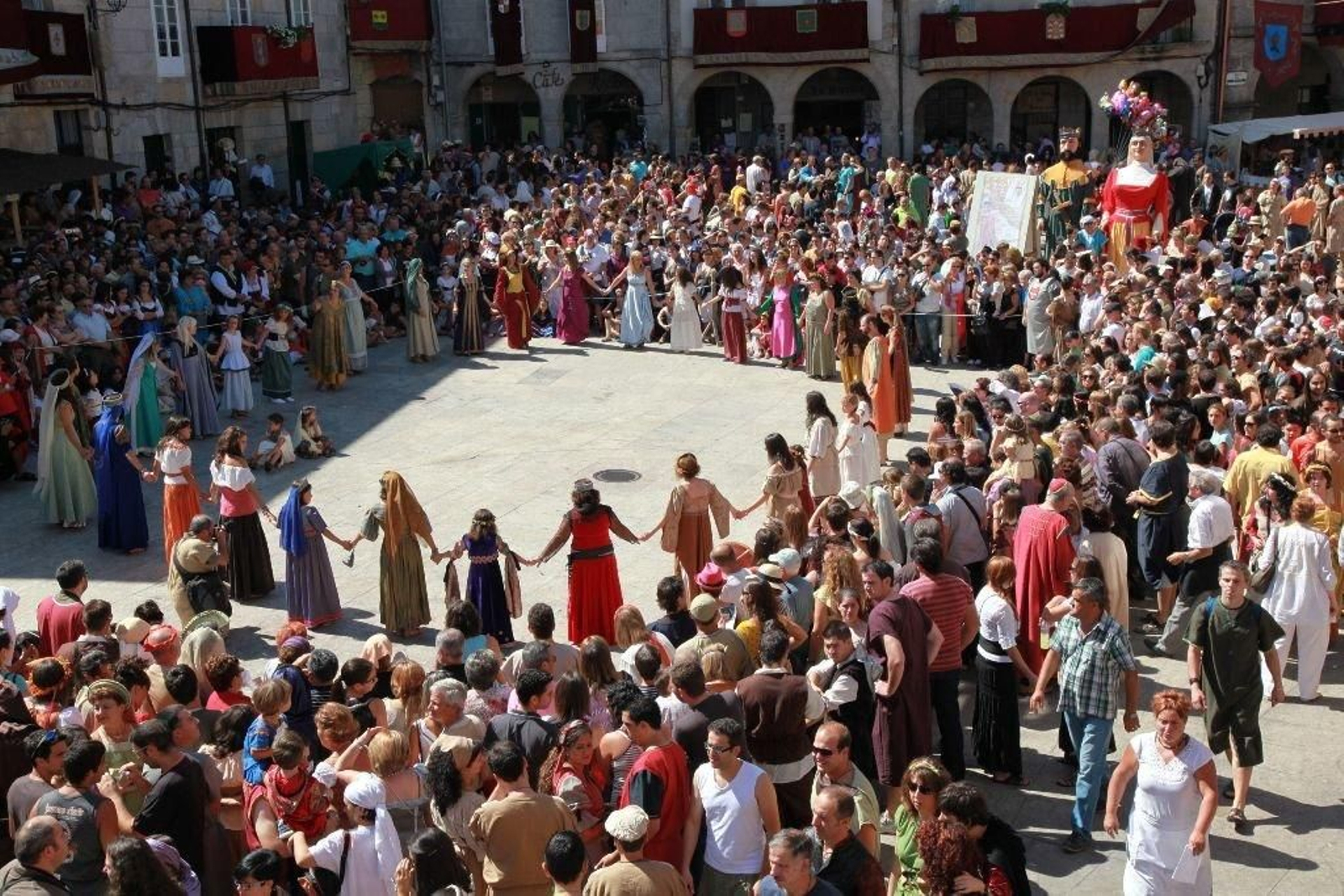 Un baile medieval durante unha edición anterior da Festa da Istoria.