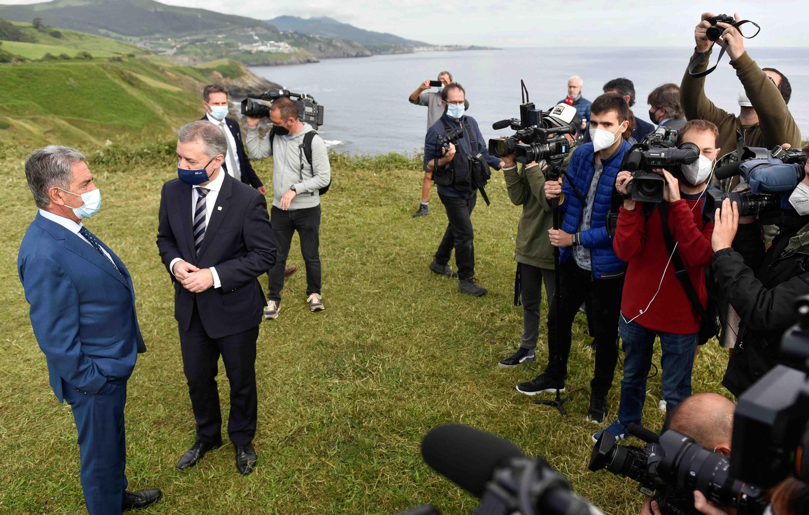 El lehendakari, Iñigo Urkullu (2i), y el presidente de Cantabria, Miguel Ángel Revilla (i), en la zona de Cobarón (Muskiz-Bizkaia), en el límite entre ambas comunidades.EFE/ Miguel Toña
