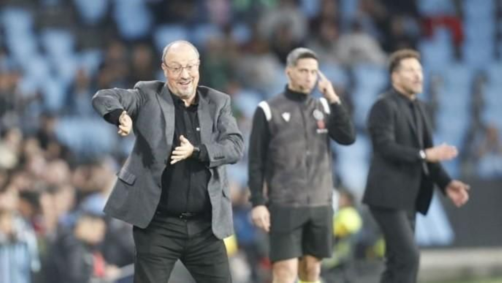 Rafa Benítez, entrenador del Celta, trata de corregir al equipo durante un partido disputado en el estadio de Balaídos esta temporada.