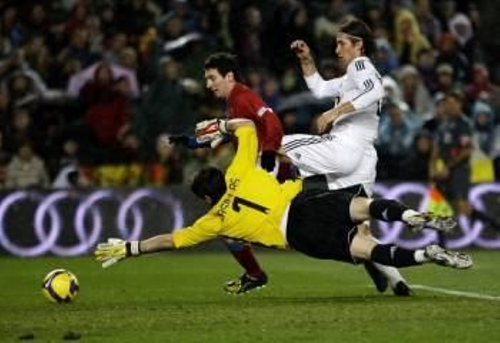 Messi intenta superar al meta  Iker Casillas, durante un enfrentamiento con el Real Madrid. (Foto: )
