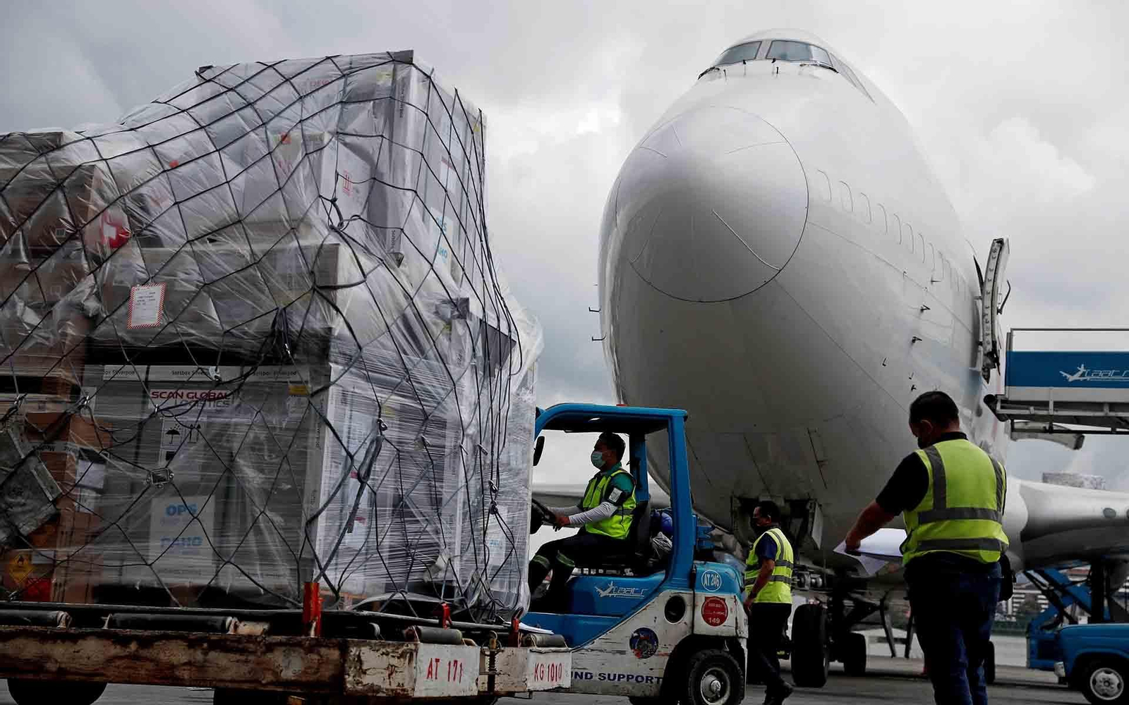 Descarga de un avión las vacunas donadas por España a Guatemala. EFE/Esteban Biba