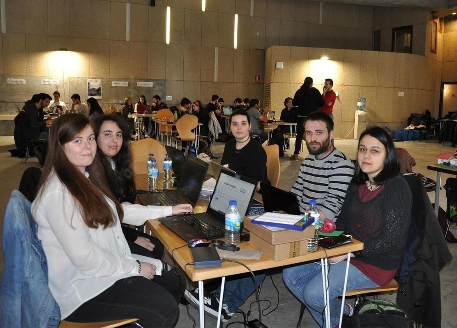 Los equipos de trabajo se concentran en el Teatro Vidal Bolaño del Campus de Vigo.