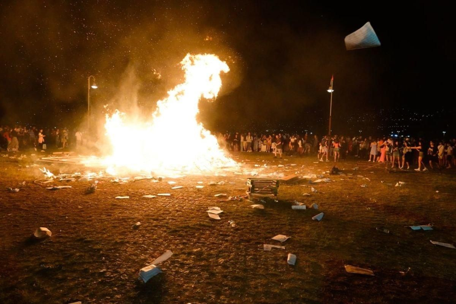 La hoguera de San Xoán elebrada por primera vez en el paseo de la ETEA, con gran éxito y sin incidentes graves.
