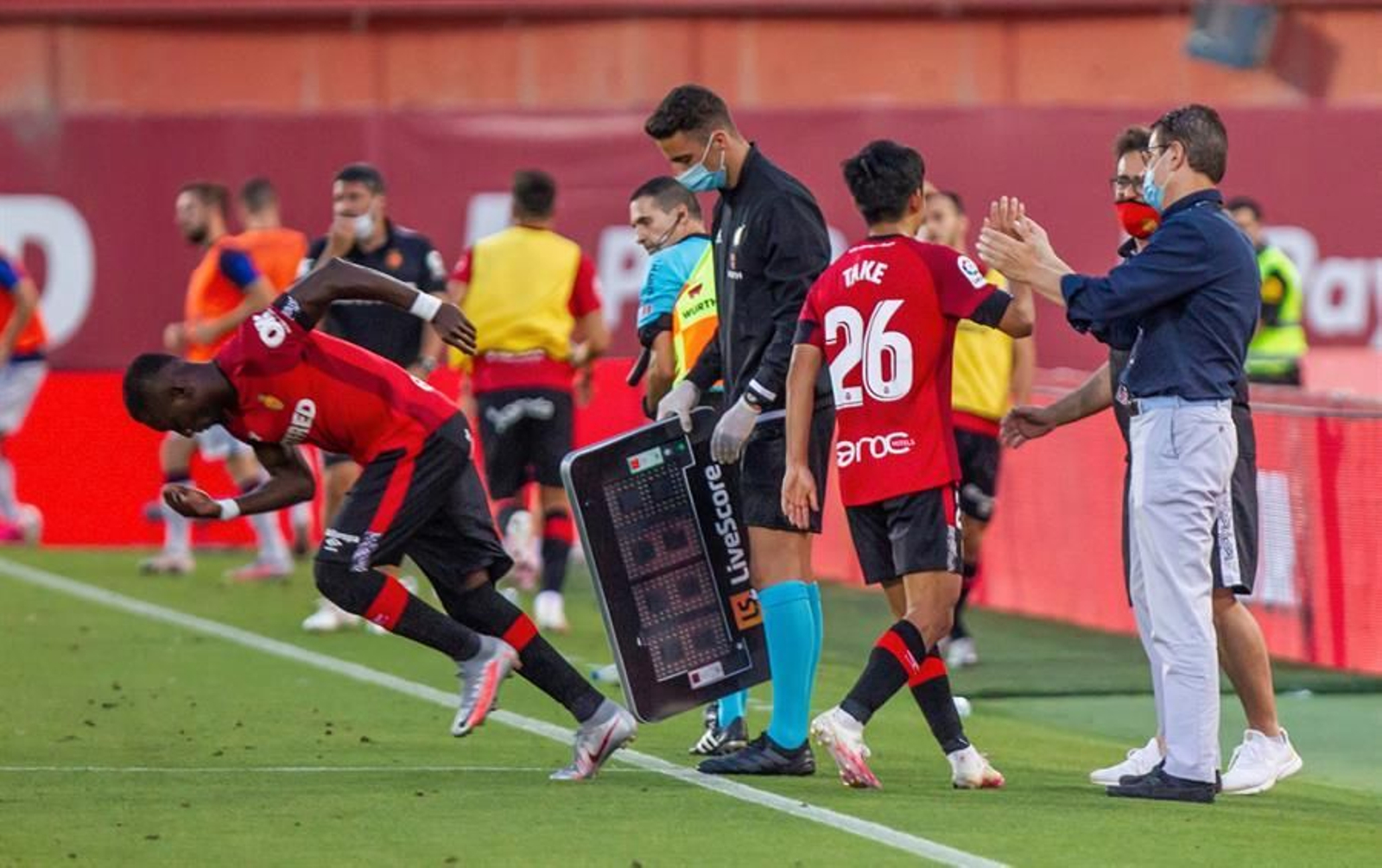 El extremo japonés del Mallorca Take Kubo (c) es sustituido por su compañero, el extremo marfileño Lago Junior (i)