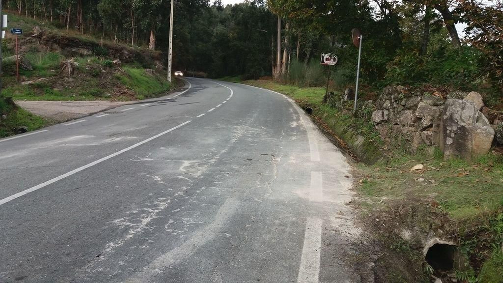 El lugar en el que se produjo el accidente los peatones se ven obligados a invadir la calzada.