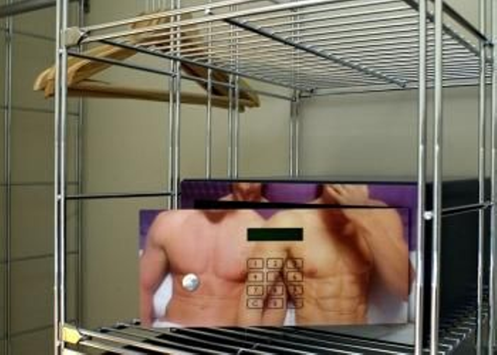 Imagen de la caja fuerte y del armario de un hotel destinado a los turistas gays.