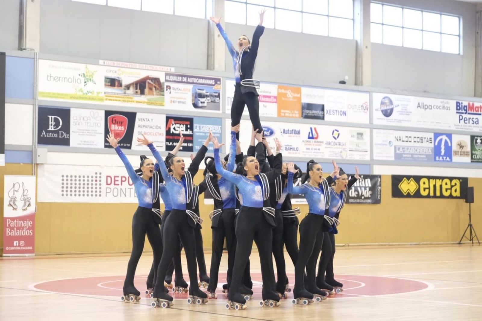 As patinadoras realizaron diversas manobras nos sempre espectaculares números de show.