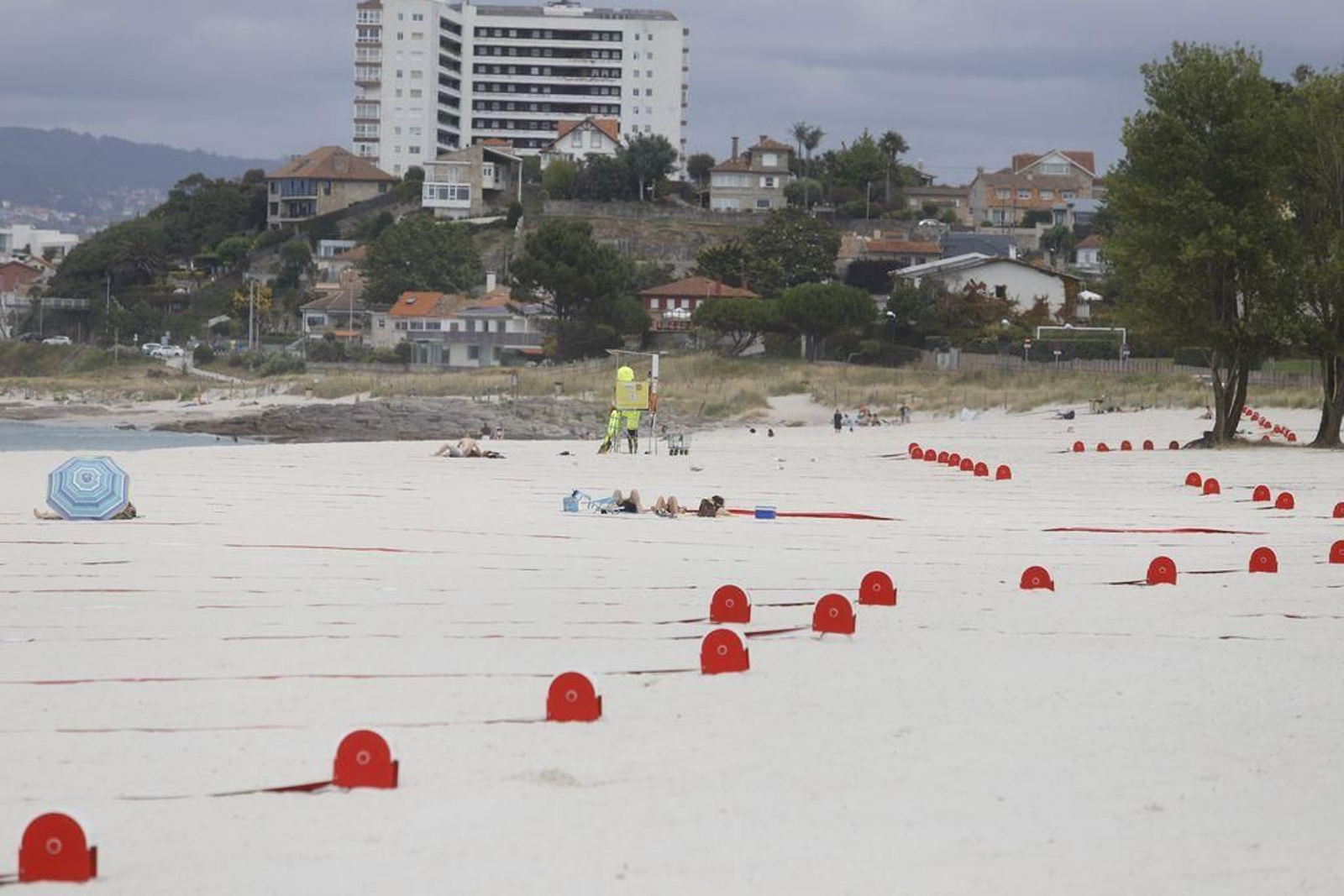 Las playas de Samil y O Vao cuentan con parcelas delimitadas con bandas rojas en el suelo.
