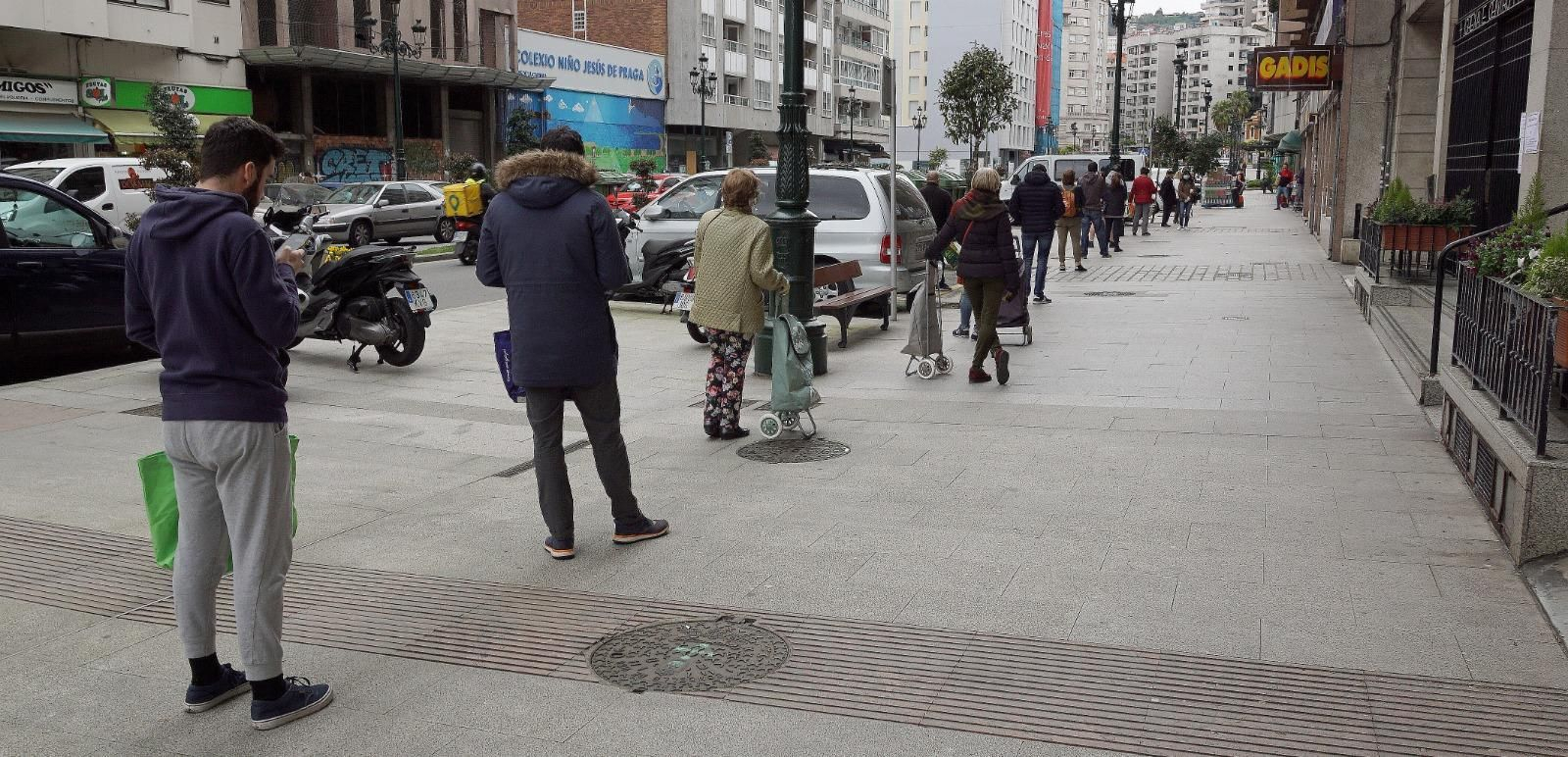 Cola a la entrada de un supermercado en Vigo