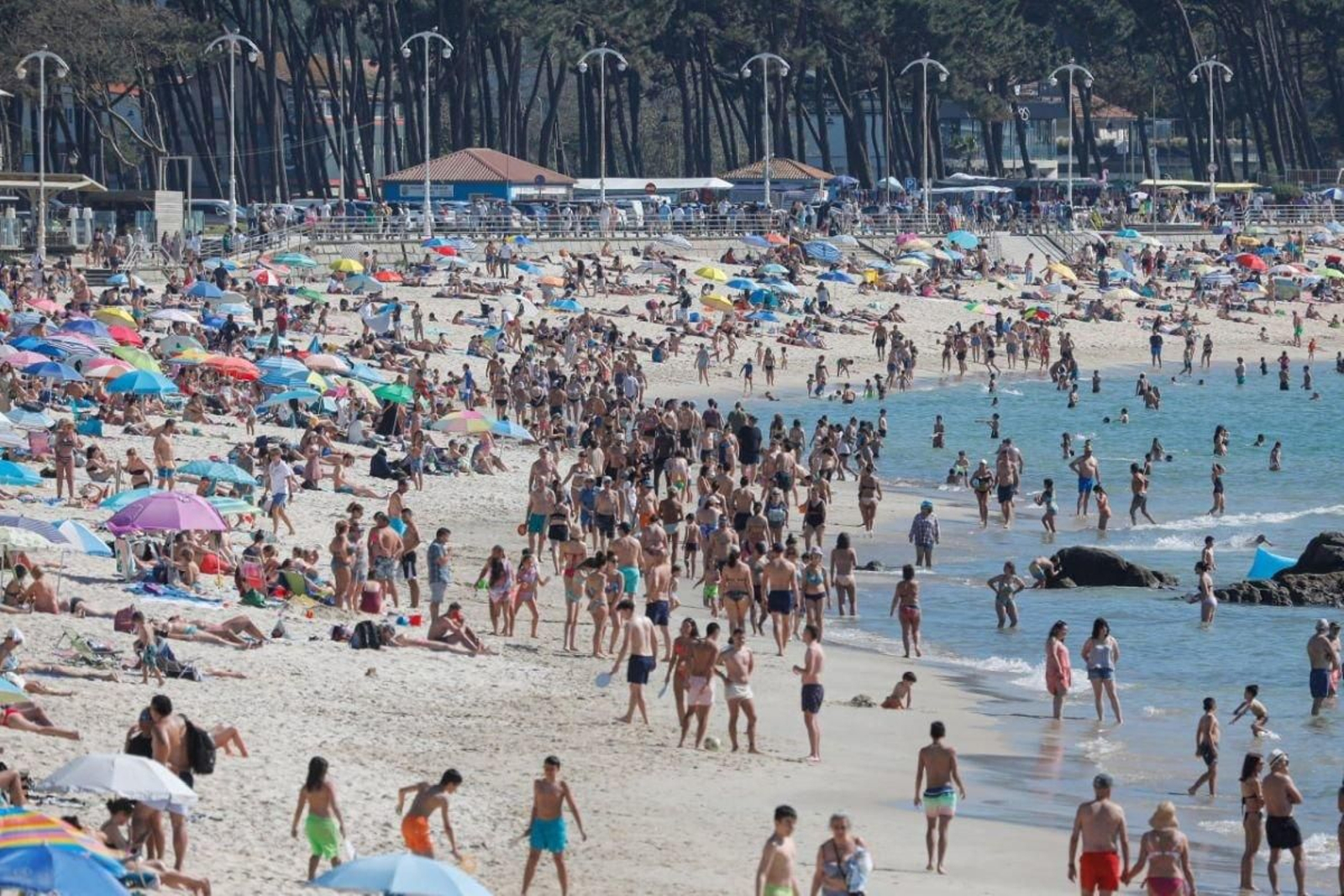 Imagen de ayer de Samil, donde muchas personas optaron por refugiarse del calor.