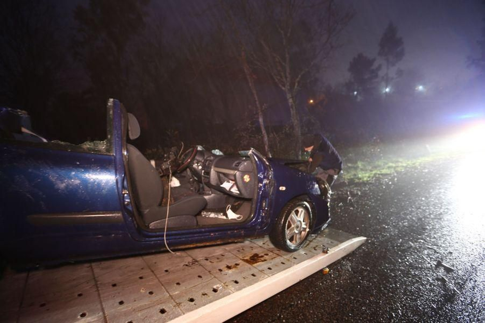 Herida al quedar atrapada en su vehículo tras colisionar contra un poste de la luz en Mos4