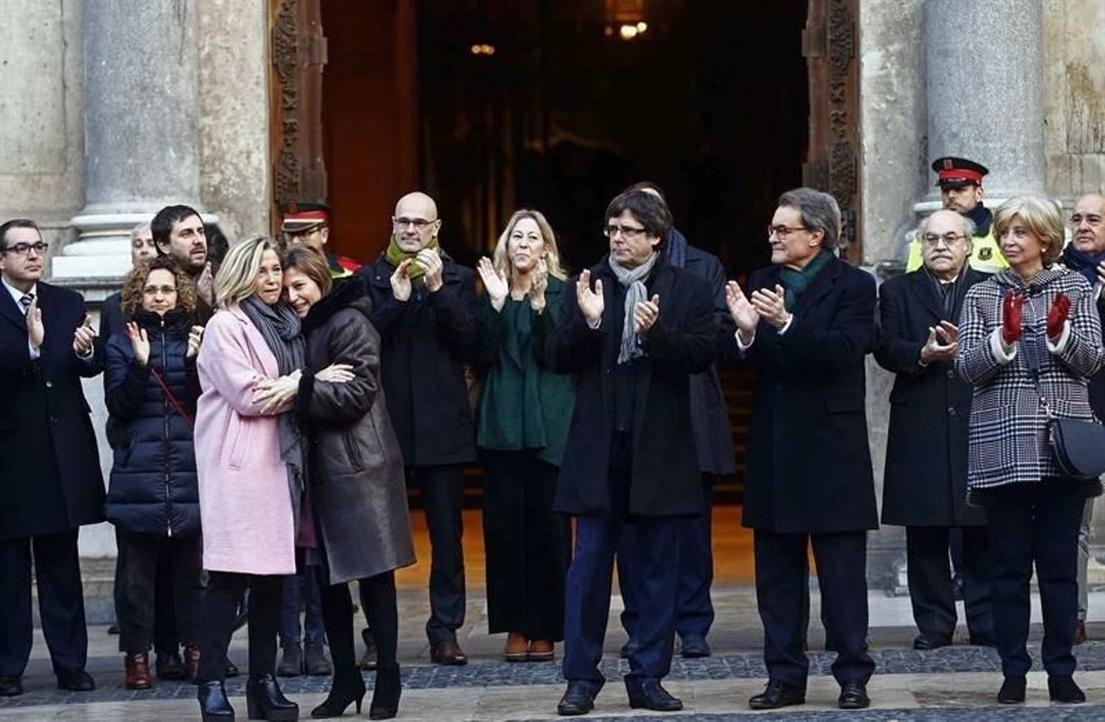 El presidente de la Generalitat, Carles Puigdemont (c), y la presidenta del Parlamento, Carme Forcadell (2i), junto al expresidente Artur Mas (2d); la exvicepresidenta Joana Ortega (i) y la exconsellera Irene Rigau (d)